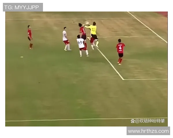 球星意外捡起足球瞬间展现真实反应引发球迷热议 球星意外捡起足球瞬间展现真实反应引发球迷热议