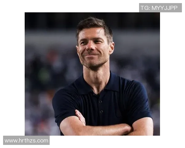 头绑布带的足球明星揭示他场内外的坚韧与个性