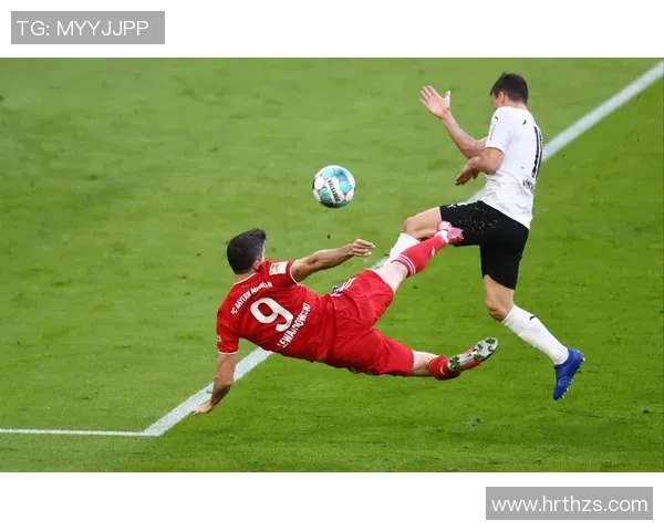 足球球星扭头瞬间定格精彩瞬间展现非凡技艺与眼神的决胜力量 足球球星扭头瞬间定格精彩瞬间展现非凡技艺与眼神的决胜力量